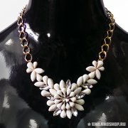 Молочное ожерелье и серьги "Лилии"