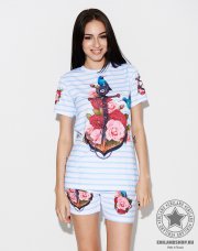 Костюм с шортами в полоску.