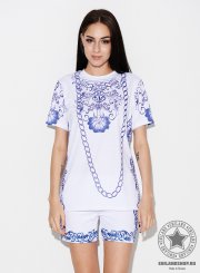 Костюм с шортами с синим узором.