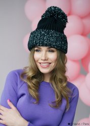 Вязаная шапка с большим помпоном